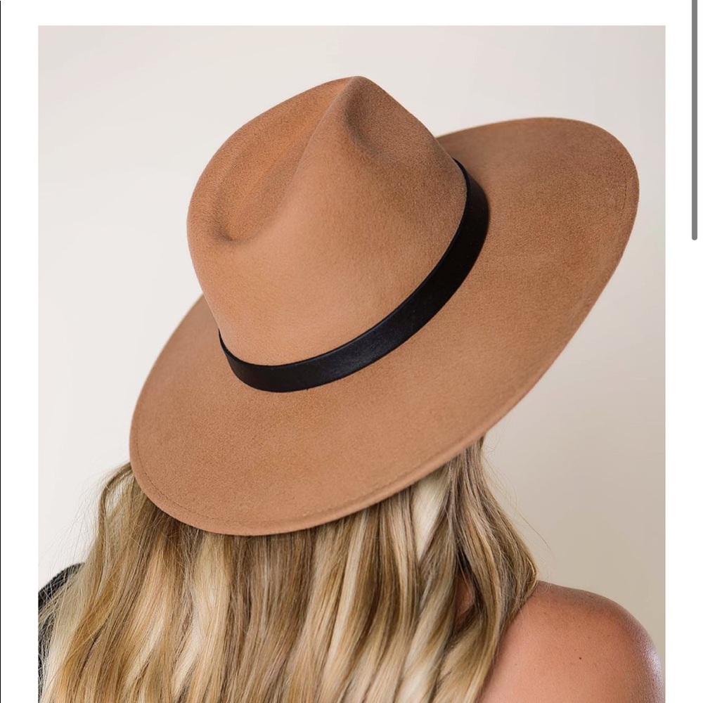 Tan riding hat!